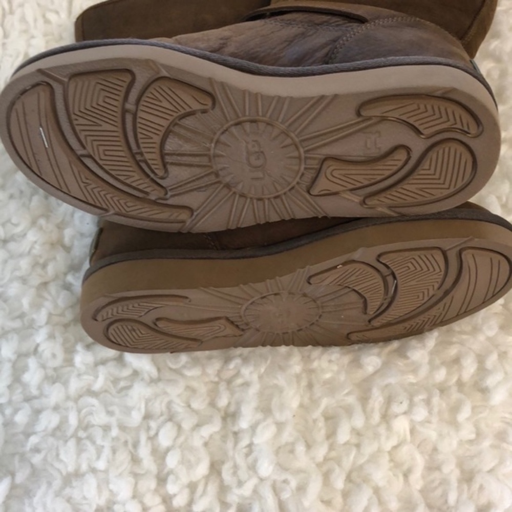 UGG Sutter Boot - Picture 4 of 5